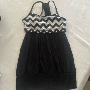 177 Lululemon women’s tank within sports bra shirt top. Small